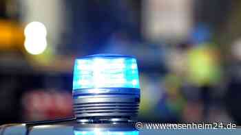 Gegenstand fällt von Lkw und kracht in Bus – Lastfahrer fährt einfach weiter