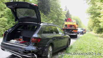 Trotz Verbot Fahrzeuge überholt und Auffahrunfall verursacht – BMW-Fahrer fährt einfach weiter