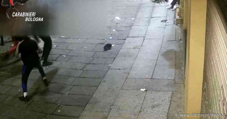 Bologna, minore accoltella 27enne in centro a Bologna: l’aggressione con altri quattro giovani – Video