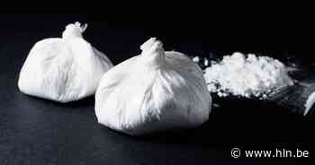 Jonge drugsdealer (22) verstopt kous met cocaïne in politiecombi - Het Laatste Nieuws