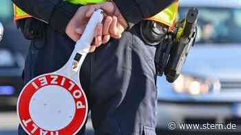 Elbe-Elster: Fahrer nackt am Steuer: Polizei stoppt Wagen mit Nagelsperre - STERN.de