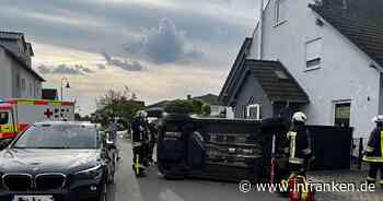 Kreis Bamberg: Fahrerin kracht mit Auto gegen geparkten Wagen - Ersthelfer können sie befreien