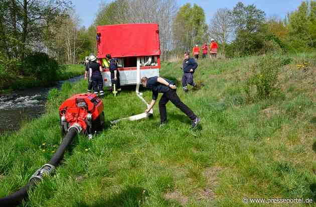 FW Lüchow-Dannenberg: Kreisfeuerwehrbereitschaft Lüchow-Dannenberg übt wieder - erste Übungen nach zwei Jahren Pause - Wasserförderung und Waldbrandbekämpfung im Mittelpunkt