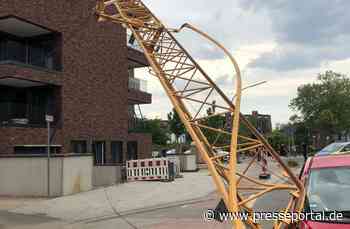 POL-WES: Kamp-Lintfort - Baukran kippt um - Neubau und Auto beschädigt