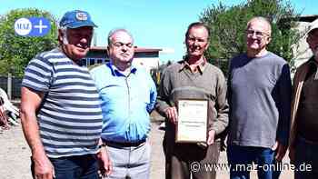 Rathenow: Klaus-Dieter Ueberschär ist Ehrenmitglied des Rassegeflügelvereins Rathenow und Umgebung - Märkische Allgemeine Zeitung