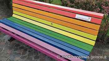La panchina arcobaleno negata a Este emigra a Ospedaletto - Il Mattino di Padova