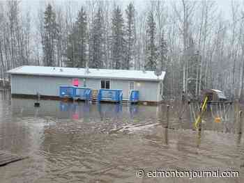 Floods in northern Alberta force thousands of people to flee their homes