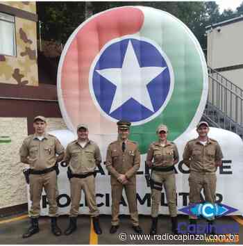 Policiais militares da 2ª Companhia recebem condecorações - Rádio Capinzal