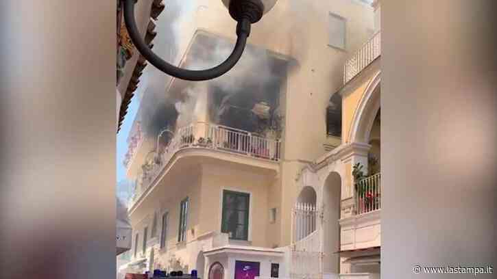 Capri, fiamme nella via dello shopping: il rogo scoppiato in un appartamento vuoto - La Stampa