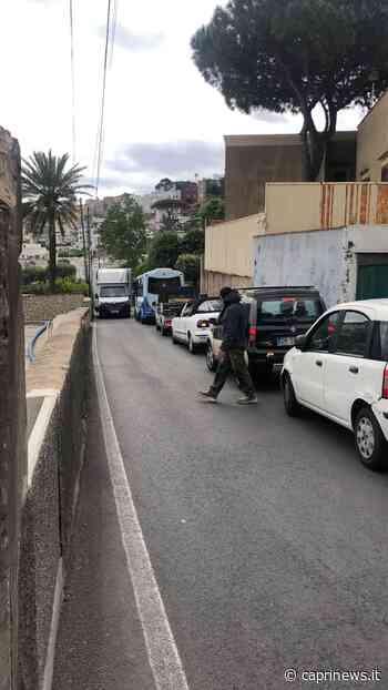 Camion fuori misura e senza autorizzazione sbarca a Capri paralizzando il traffico in via Provinciale Marina Grande: fermato, sanzionato e rispedito a Napoli - Capri News