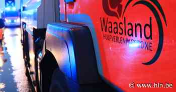 Auto over de kop en tegen paal | Stekene | hln.be - Het Laatste Nieuws