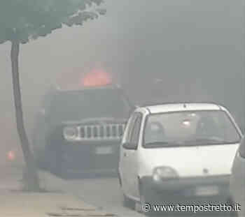 Messina. Fiamme e fumo nero a Provinciale: auto parcheggiata va a fuoco VIDEO - Tempo Stretto