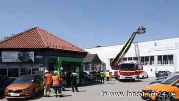 Rauch im Dachbereich eines Autohauses ruft Feuerwehr auf den Plan – das war der Grund