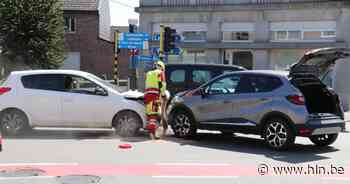 Verstrooide bestuurster negeert rood licht en veroorzaakt kleine aanrijding - Het Laatste Nieuws