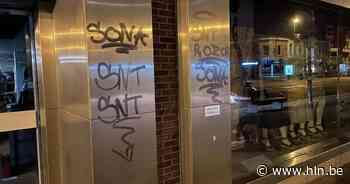 Politiepatrouille betrapt minderjarige op heterdaad terwijl ze graffiti op gevels spuiten - Het Laatste Nieuws