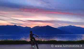 I colori del tramonto avvolgono il lago a Luino, la foto è di Angela Cattel - Luino Notizie