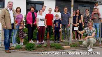 Familien pflegen Verkehrsinseln im Neubaugebiet Holzheim