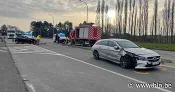 Wagens zwaar beschadigd na botsing op ringweg in Ardooie - Het Laatste Nieuws