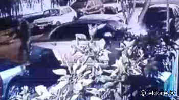 Quiso prender fuego un auto en barrio Los Olmos - eldoce