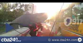 Colectivo chocó contra un puesto policial en el puente Olmos - CBA24n