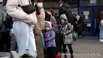 Weitere Kriegsflüchtlinge aus der Ukraine kommen mit dem Bus in Rosenheim an
