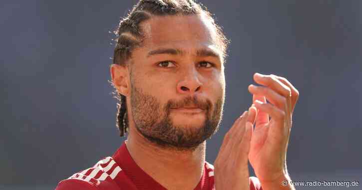 Münchner Gnabry trainiert mit Schiene: XXL-Videoleinwand