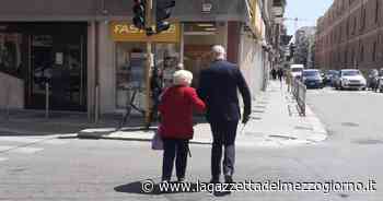 Bari, la nonnina teme l'incrocio: in suo aiuto arriva l'agente di polizia locale - La Gazzetta del Mezzogiorno