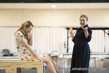 First look at Amy Adams in rehearsals for The Glass Menagerie - WhatsOnStage.com