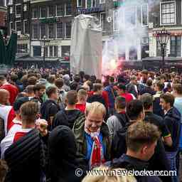 Al honderden Ajax-fans op Leidseplein voorafgaand aan kampioenswedstrijd