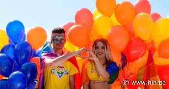 Tien 'regenboogkoppels' paraderen door Genk op Dag tegen Holebi- en Transgenderfobie - Het Laatste Nieuws