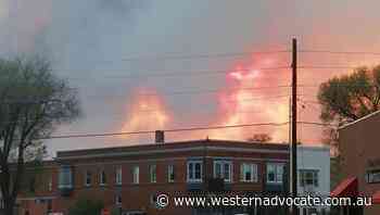 More people flee US's largest wildfire - Western Advocate