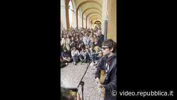Bologna, per Gazzelle concerto improvvisato sotto i portici: un migliaio di giovani a cantare con lui - Repubblica TV