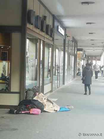 Giovane e senzatetto, dorme sotto il portici di Saronno: “Aiutiamolo!” - ilSaronno