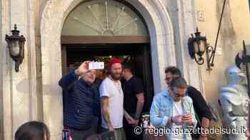 Jovanotti, alba coi fan a Chianalea. Poi a Gerace. "Sono un fan della Calabria" FOTO | VIDEO - Gazzetta del Sud - Edizione Reggio Calabria