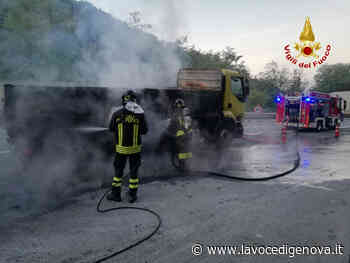 Camion in fiamme all'alba in A12, incendio spento dai vigili del fuoco - LaVoceDiGenova.it