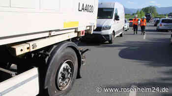 Lkw muss nach Zusammenstoß mit Kleintransporter abgeschleppt werden