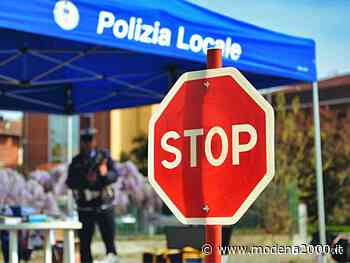 Il gazebo della Polizia locale di Modena fa tappa in piazza Roma - Modena 2000