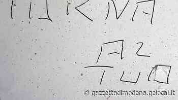 Modena, torna al Sud: chiude il negozio e trova dei messaggi razzisti - La Gazzetta di Modena