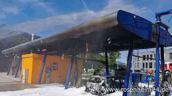 VW brennt in Kufsteiner SB-Waschbox komplett aus –Anlage stark beschädigt