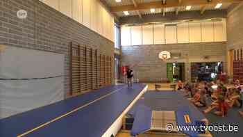 Gymnast Luka Van den Keybus bezoekt turnschool in Lokeren en zoekt geld - TV Oost