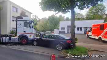 Hemer: Lkw schiebt Auto gegen Baum – Hauptstraße gesperrt - IKZ News