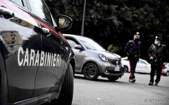 Napoli, prova a rubare la cassa del distributore di benzina: arrestato - Sky Tg24