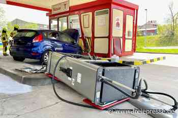 Seniorin fährt mit Auto Tanksäule um - freiepresse.de