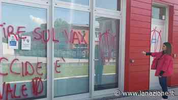 Vandali no vax ancora all'opera, imbrattati sede e mezzi di Noi Tv - LA NAZIONE