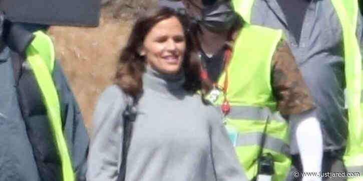 Jennifer Garner Gets Animated While Talking With Crew Members on Set of 'The Last Thing He Told Me'