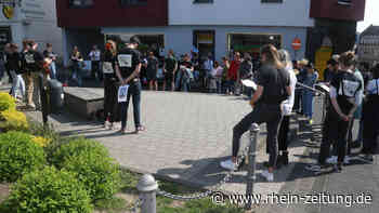 Stadtrundgang am Tag der Befreiung: Mendiger gedenken Opfern des NS-Regimes - Rhein-Zeitung