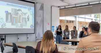 Estudantes de Brusque criam trajes para a realeza da Festa da Integração de Guabiruba - O Município