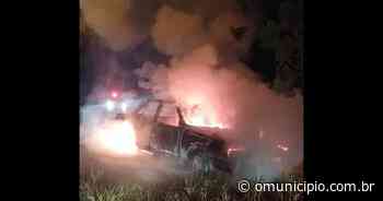 Veículo estacionado em terreno é destruído após pegar fogo em Brusque - O Município