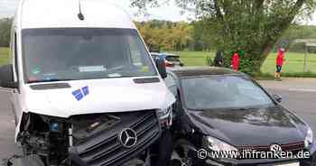 Landkreis Coburg: Autofahrerin (32) kracht beim Abbiegen in Transporter - Beifahrerin leicht verletzt