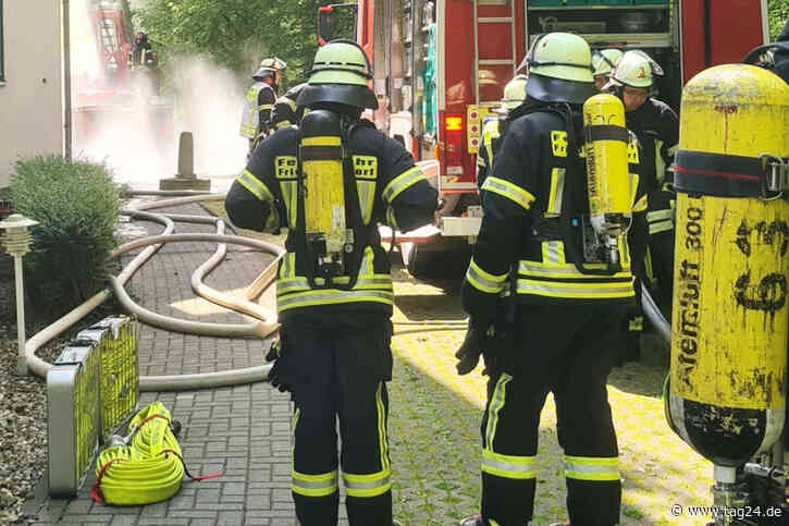 Dachstuhl-Brand in Friedrichsdorf: Feuerwehr evakuiert ganze Wohnanlage - TAG24